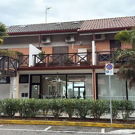 Welc-om Lignano Dock And Swimming Pool Apartment *