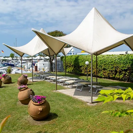 Welc-ōm Lignano Swim&fun With Dock View Apartment Lignano Sabbiadoro